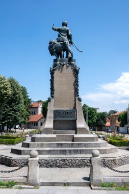 KARLOVO, BULGARIA - 7 Temmuz 2023: Bulgaristan 'ın Filibe Bölgesi' nin Karlovo kentinde Bulgar devrimci ve ulusal kahramanı Vasil Levski Anıtı