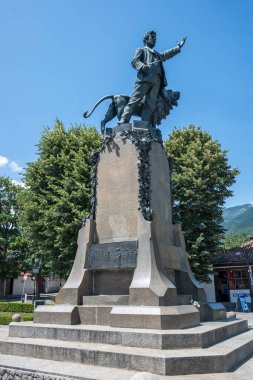 KARLOVO, BULGARIA - 7 Temmuz 2023: Bulgaristan 'ın Filibe Bölgesi' nin Karlovo kentinde Bulgar devrimci ve ulusal kahramanı Vasil Levski Anıtı