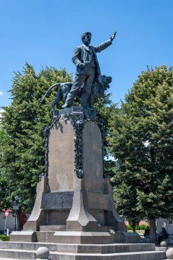 KARLOVO, BULGARIA - 7 Temmuz 2023: Bulgaristan 'ın Filibe Bölgesi' nin Karlovo kentinde Bulgar devrimci ve ulusal kahramanı Vasil Levski Anıtı