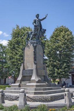 KARLOVO, BULGARIA - 7 Temmuz 2023: Bulgaristan 'ın Filibe Bölgesi' nin Karlovo kentinde Bulgar devrimci ve ulusal kahramanı Vasil Levski Anıtı