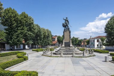 KARLOVO, BULGARIA - 7 Temmuz 2023: Bulgaristan 'ın Filibe Bölgesi' nin Karlovo kentinde Bulgar devrimci ve ulusal kahramanı Vasil Levski Anıtı