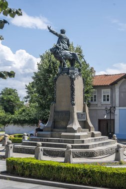 KARLOVO, BULGARIA - 7 Temmuz 2023: Bulgaristan 'ın Filibe Bölgesi' nin Karlovo kentinde Bulgar devrimci ve ulusal kahramanı Vasil Levski Anıtı