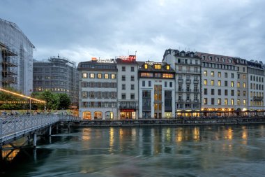 GENEVA, SWitzERLAND - 19 Haziran 2023: Rhone Nehri ve İsviçre 'nin şaşırtıcı Sunset Manzarası