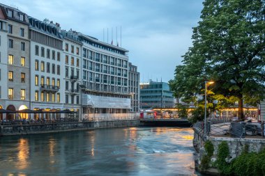 GENEVA, SWitzERLAND - 19 Haziran 2023: Rhone Nehri ve İsviçre 'nin şaşırtıcı Sunset Manzarası