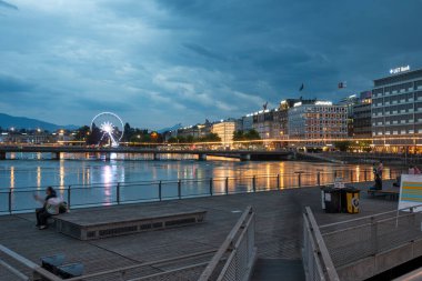 GENEVA, SWitzERLAND - 19 Haziran 2023: Rhone Nehri ve İsviçre 'nin şaşırtıcı Sunset Manzarası