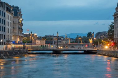 GENEVA, SWitzERLAND - 19 Haziran 2023: Rhone Nehri ve İsviçre 'nin şaşırtıcı Sunset Manzarası
