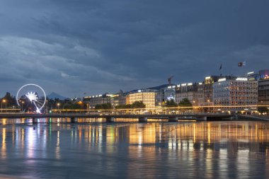 GENEVA, SWitzERLAND - 19 Haziran 2023: Rhone Nehri ve İsviçre 'nin şaşırtıcı Sunset Manzarası