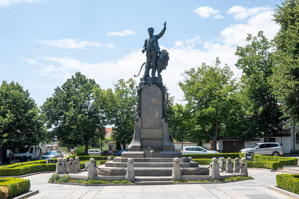 КАРЛОВО, БУЛЬГАРИЯ - 7 июля 2023 года: Памятник болгарскому революционному и национальному герою Василию Левскому в городе Карлово Пловдивской области, Болгария