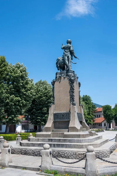 KARLOVO, BULGARIA - 7 Temmuz 2023: Bulgaristan 'ın Filibe Bölgesi' nin Karlovo kentinde Bulgar devrimci ve ulusal kahramanı Vasil Levski Anıtı