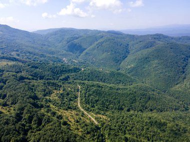 Bulgaristan 'ın Pernik Bölgesi, Kamenititsa zirvesi yakınlarındaki Erul Dağı' nın İnanılmaz Yaz Manzarası