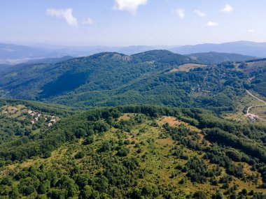 Bulgaristan 'ın Pernik Bölgesi, Kamenititsa zirvesi yakınlarındaki Erul Dağı' nın İnanılmaz Yaz Manzarası