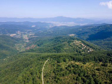 Bulgaristan 'ın Pernik Bölgesi, Kamenititsa zirvesi yakınlarındaki Erul Dağı' nın İnanılmaz Yaz Manzarası
