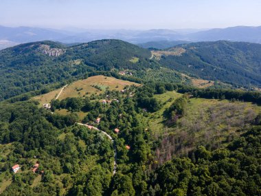 Bulgaristan 'ın Pernik Bölgesi, Kamenititsa zirvesi yakınlarındaki Erul Dağı' nın İnanılmaz Yaz Manzarası
