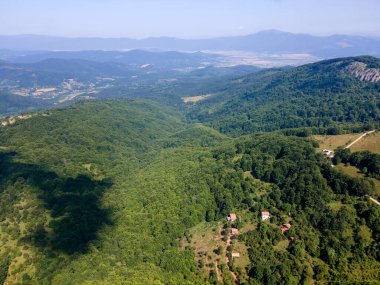 Bulgaristan 'ın Pernik Bölgesi, Kamenititsa zirvesi yakınlarındaki Erul Dağı' nın İnanılmaz Yaz Manzarası