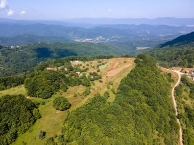 Bulgaristan 'ın Pernik Bölgesi, Kamenititsa zirvesi yakınlarındaki Erul Dağı' nın İnanılmaz Yaz Manzarası