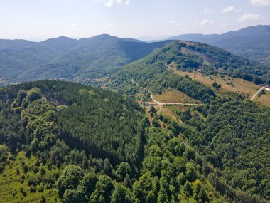 Bulgaristan 'ın Pernik Bölgesi, Kamenititsa zirvesi yakınlarındaki Erul Dağı' nın İnanılmaz Yaz Manzarası