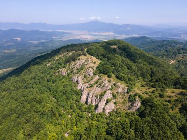 Bulgaristan 'ın Pernik Bölgesi, Kamenititsa zirvesi yakınlarındaki Erul Dağı' nın İnanılmaz Yaz Manzarası