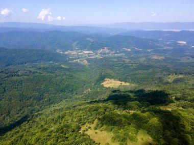 Bulgaristan 'ın Pernik Bölgesi, Kamenititsa zirvesi yakınlarındaki Erul Dağı' nın İnanılmaz Yaz Manzarası