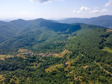 Bulgaristan 'ın Pernik Bölgesi, Kamenititsa zirvesi yakınlarındaki Erul Dağı' nın İnanılmaz Yaz Manzarası