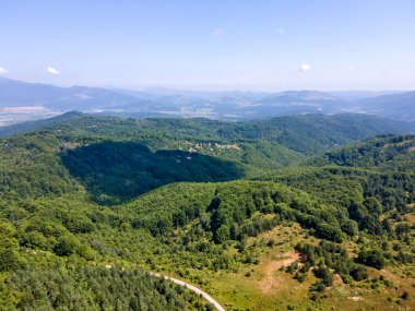 Bulgaristan 'ın Pernik Bölgesi, Kamenititsa zirvesi yakınlarındaki Erul Dağı' nın İnanılmaz Yaz Manzarası