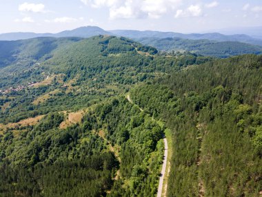 Bulgaristan 'ın Pernik Bölgesi, Kamenititsa zirvesi yakınlarındaki Erul Dağı' nın İnanılmaz Yaz Manzarası
