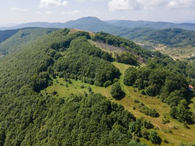 Bulgaristan 'ın Pernik Bölgesi, Kamenititsa zirvesi yakınlarındaki Erul Dağı' nın İnanılmaz Yaz Manzarası