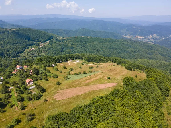 Bulgaristan 'ın Pernik Bölgesi, Kamenititsa zirvesi yakınlarındaki Erul Dağı' nın İnanılmaz Yaz Manzarası