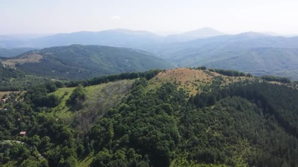 하늘에 카미에 봉우리 근처에 불가리아의 페르니크 — 비디오