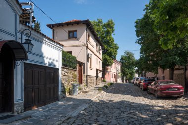 PLOVDIV, BULGARIA - 23 Mayıs 2023: Bulgaristan 'ın eski Plovdiv kentindeki tipik sokak ve evler