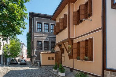 PLOVDIV, BULGARIA - 23 Mayıs 2023: Bulgaristan 'ın eski Plovdiv kentindeki tipik sokak ve evler