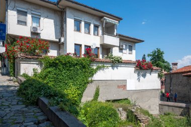 PLOVDIV, BULGARIA - 23 Mayıs 2023: Bulgaristan 'ın eski Plovdiv kentindeki tipik sokak ve evler