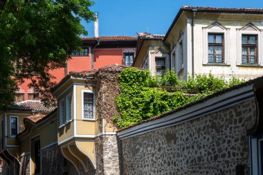 PLOVDIV, BULGARIA - 23 Mayıs 2023: Bulgaristan 'ın eski Plovdiv kentindeki tipik sokak ve evler