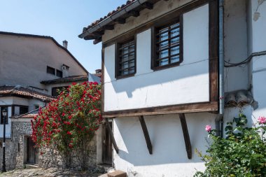 PLOVDIV, BULGARIA - 23 Mayıs 2023: Bulgaristan 'ın eski Plovdiv kentindeki tipik sokak ve evler