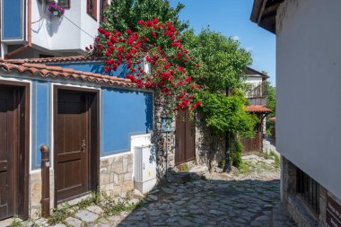 PLOVDIV, BULGARIA - 23 Mayıs 2023: Bulgaristan 'ın eski Plovdiv kentindeki tipik sokak ve evler