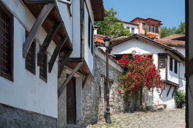 PLOVDIV, BULGARIA - 23 Mayıs 2023: Bulgaristan 'ın eski Plovdiv kentindeki tipik sokak ve evler