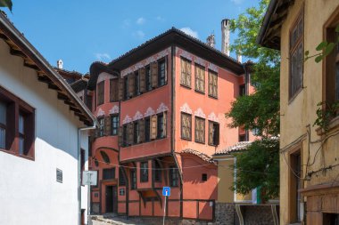 PLOVDIV, BULGARIA - 23 Mayıs 2023: Bulgaristan 'ın eski Plovdiv kentindeki tipik sokak ve evler