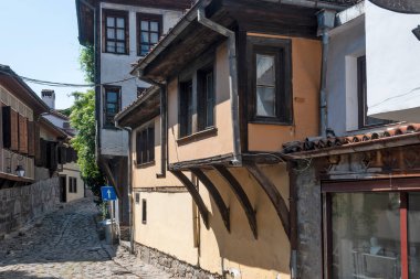 PLOVDIV, BULGARIA - 23 Mayıs 2023: Bulgaristan 'ın eski Plovdiv kentindeki tipik sokak ve evler