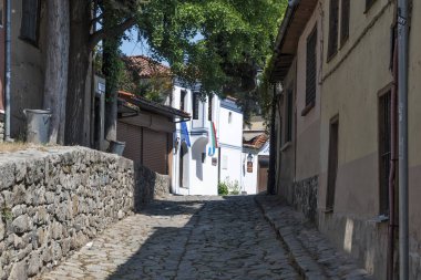 PLOVDIV, BULGARIA - 23 Mayıs 2023: Bulgaristan 'ın eski Plovdiv kentindeki tipik sokak ve evler