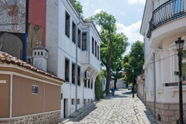 PLOVDIV, BULGARIA - 23 Mayıs 2023: Bulgaristan 'ın eski Plovdiv kentindeki tipik sokak ve evler