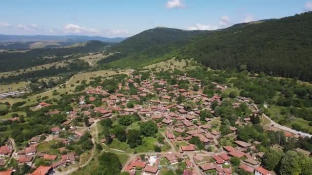 Widok Lotu Ptaka Wsi Zheravna Dziewiętnastowiecznymi Domami Obwód Sliven Bułgaria — Wideo stockowe
