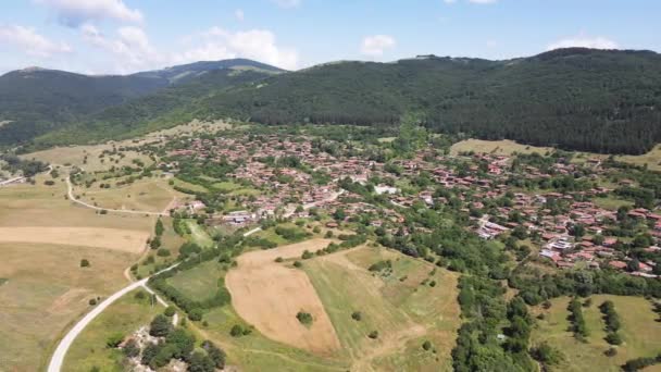 Luftaufnahme Des Dorfes Zheravna Mit Häusern Aus Dem Neunzehnten Jahrhundert — Stockvideo