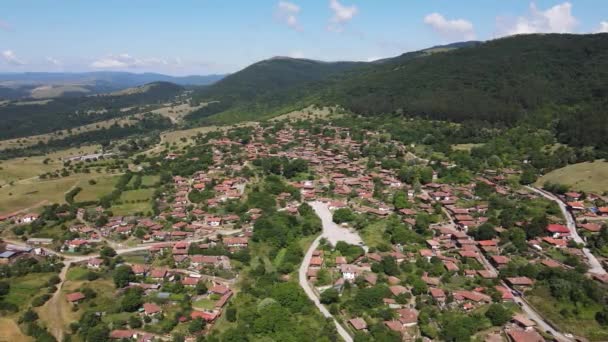 19世紀の家屋 スリヴェン地方 ブルガリアのツェラヴナの村の空中ビュー — ストック動画