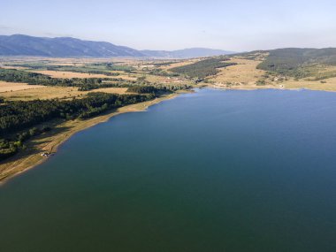 Bulgaristan 'ın Sliven bölgesindeki Zhrebchevo Barajı' nın hava günbatımı manzarası