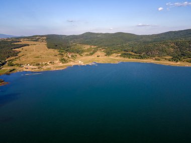 Bulgaristan 'ın Sliven bölgesindeki Zhrebchevo Barajı' nın hava günbatımı manzarası