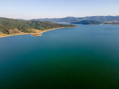 Bulgaristan 'ın Sliven bölgesindeki Zhrebchevo Barajı' nın hava günbatımı manzarası