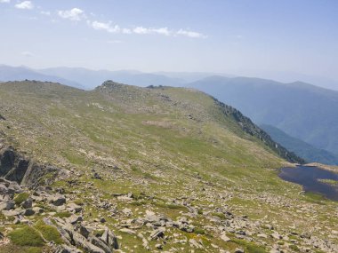 Bulgaristan 'ın Kalin zirvesi yakınlarındaki Rila Dağı' nın havadan yaz manzarası
