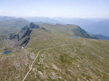 Bulgaristan 'ın Kalin zirvesi yakınlarındaki Rila Dağı' nın havadan yaz manzarası