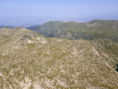 Bulgaristan 'ın Kalin zirvesi yakınlarındaki Rila Dağı' nın havadan yaz manzarası