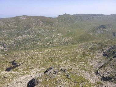 Bulgaristan 'ın Kalin zirvesi yakınlarındaki Rila Dağı' nın havadan yaz manzarası