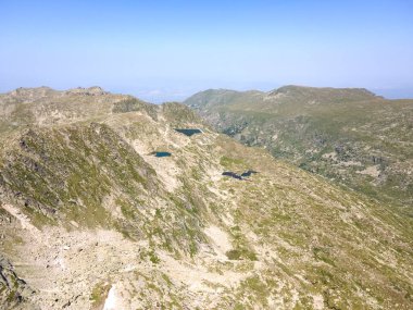 Bulgaristan 'ın Kalin zirvesi yakınlarındaki Rila Dağı' nın havadan yaz manzarası